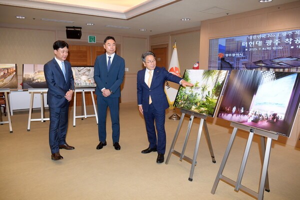 강기정 광주광역시장(오른쪽)이 8일 ‘광주 복합쇼핑몰 더현대 광주 관련 착공보고회’에서 착공 계획, 비전 및 로드맵 등에 대해 논의하고 있다.  /사진=광주시
