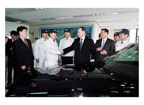 1999년 정주영과 정몽구가 기아차 화성공장을 둘러보고 있는 모습 /사진=현대기아차