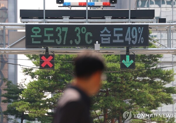 서울의 낮 최고기온이 1907년 근대적인 기상관측을 시작한 이래 7월 상순 기온으로는 역대 최고치를 기록한 8일 서울 시내의 한 스크린에 '온도 37.3도'가 표시돼 있다./사진=연합뉴스