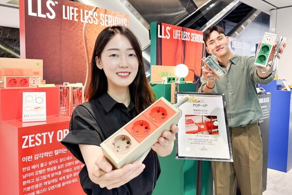 갤러리아백화점 서울 명품관 엘엘에스(LLS) 팝업스토어에서 모델들이 제품을 홍보하고 있다. /사진=갤러리아