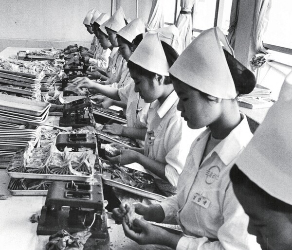 초창기 라면 생산과정 가운데 라면스프 포장 단계이다. 초기에는 정량의 스프를 수작업으로 포장하고 밀봉하는 방식이었다. /사진=삼양식품