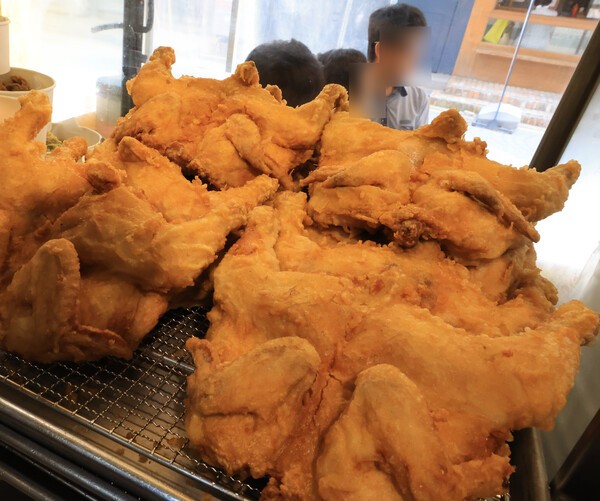 서울 강남구 한 치킨집에 국내산 닭으로 만든 옛날통닭이 진열되어 있다./ 사진=연합뉴스