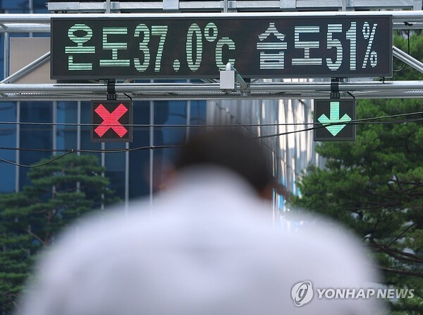 8일 서울 시내의 한 화면에 '온도 37도'가 표시돼 있다. /사진=연합뉴스 