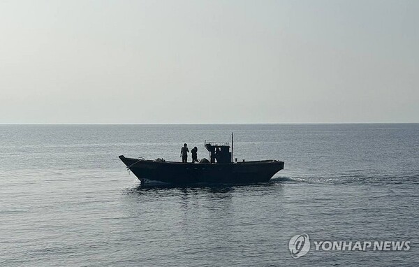 북한 주민들을 태운 선박이 9일 동해상에서 이동하고 있다. /사진=연합뉴스