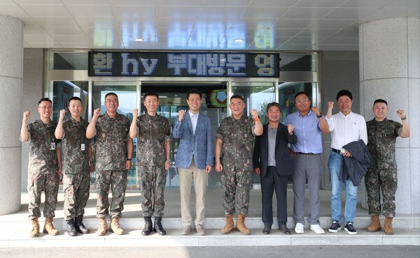 hy가 지난 8일 육군 제25보병사단(이하 25사단)을 방문해 총 2000만원 상당의 위문금품을 전달했다./사진=hy