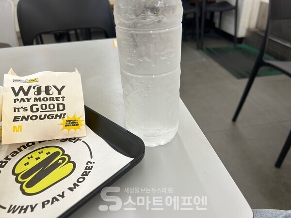 7월 8일 기준으로 노브랜드버거 송파사거리점에서는 세트메뉴 옵션 변경으로 생수 주문 시 탐사수를 제공한다./사진=김선주 기자