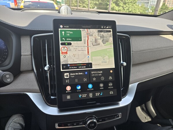 볼보 신형 XC90의 센터디스플레이. 한 번에 여러가지 정보를 확인할 수 있게 변경됐다. /사진=김동하 기자