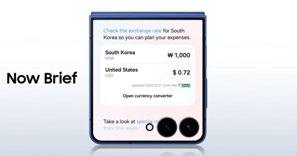 커버 화면에서 앱의 실시간 정보 확인, 영상·음악 제어, 실시간 경기 결과 등을 한눈에 보여주는 갤럭시 Z 플립7의 나우 브리프 기능 / 사진=갤럭시 언팩 2025 유튜브 캡처