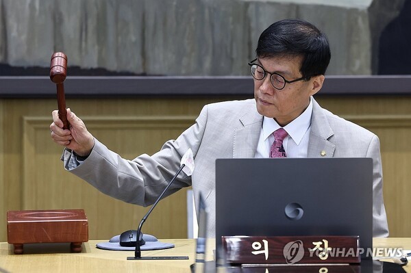 이창용 한국은행 총재가 10일 서울 중구 한국은행에서 열린 금융통화위원회에서 의사봉을 두드리고 있다. /사진=연합뉴스