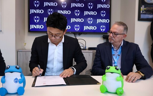 지난 1일 하이트진로가 멕시코 축구 명문 구단 CF 몬테레이와 공식 스폰서십을 체결했다. 왼쪽부터 오세호 하이트진로 미주팀장, 카를로스 카예스(Carlos Calles) CF 몬테레이 마케팅 임원의 모습./사진=하이트진로 