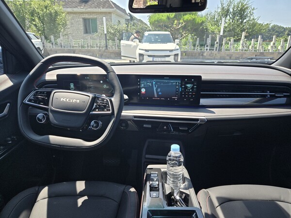 KGM 액티언 하이브리드 1열의 스티어링 휠과 파노라마 디스플레이. /사진=김동하 기자