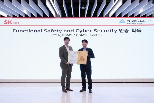 SK온은 글로벌 시험·인증 전문기관 TUV 라인란드로부터 CSA, 기능 안전 관리 체계(FSMS) 레벨 3인증 등 총 2건의 국제 인증을 획득했다고 10일 밝혔다. 사진은 박기수 SK온 연구개발(R&D) 본부장(우측)과 노진표 TUV라인란드 코리아 기능 안전 및 사이버 보안 아시아 총괄 이사가 대전 SK온 배터리 연구원에서 사이버 보안 인증(CSA) 등 국제 인증 수여식 행사 후 기념 촬영을 하고 있다. /사진=SK온