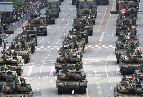 2024 건군 제76주년 국군의 날 서울 중구 세종대로 숭례문 앞에서 K2전차들이 광화문 방향으로 행진하고 있다. /사진=연합뉴스