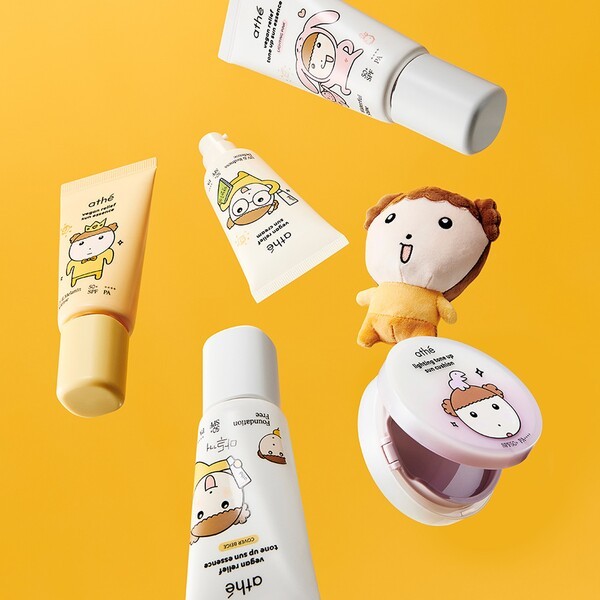 네이버웹툰 '마루는 강쥐'와 협업한 아떼 제품의 모습./사진=LF