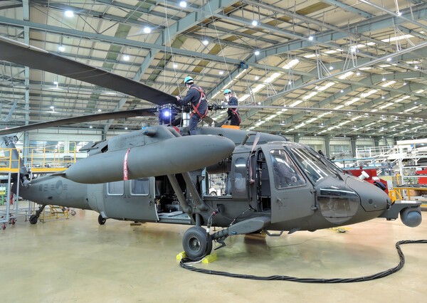 대한항공 부산테크센터에서 UH-60 헬기 창정비를 수행하는 모습. /사진=대한항공