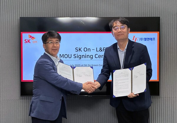 SK온은 10일 엘앤에프와 북미 지역 LFP 배터리용 양극재 공급을 위한 업무협약(MOU)을 체결했다고 11일 밝혔다. 사진은 신영기 SK온 구매본부장(좌측)과 이병희 엘앤에프 최고운영책임자(COO)가 10일(목) 오후 서울 종로구 SK온 그린캠퍼스에서 북미 지역 LFP 배터리 양극재 공급을 위한 업무협약(MOU) 체결 후 기념 촬영에 임하고 있다. /사진=SK온