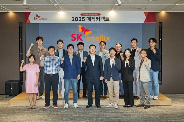 지난 10일 김완성 SK인텔릭스 대표와 주요 경영진이 사명 변경에 대한 구성원 설명회를 갖고 기념 촬영을 하고 있다. 왼쪽으로부터 네번째 김완성 SK인텔릭스 대표의 모습. 사진=SK매직