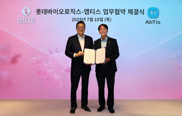 박제임스 롯데바이오로직스 대표이사(왼쪽)와 한태동 앱티스 대표이사가 업무협약 체결식에서 기념사진을 촬영하고 있다. /사진=롯데바이오로직스