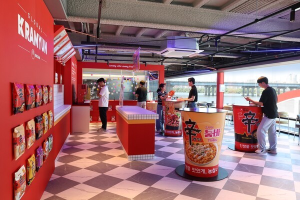 농심 한강버스 선착장 '너구리의 라면가게' 사진 / 사진=농심