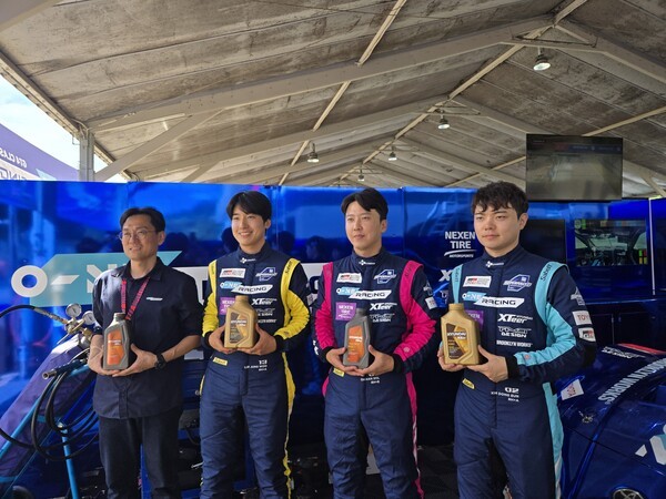 지난 12일 용인 스피드웨이에서 만난 오네 레이싱팀. 왼쪽부터 송현준 엔지니어, 이정우 드라이버, 오한솔 드라이버, 김동은 드라이버가 엑스티어를 들고 기념촬영을 하고 있다. /사진=김동하 기자