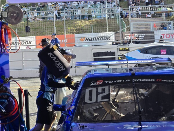 오네 레이싱팀이 차량을 정비하며 '카젠'을 주입하고 있다. /사진=김동하 기자