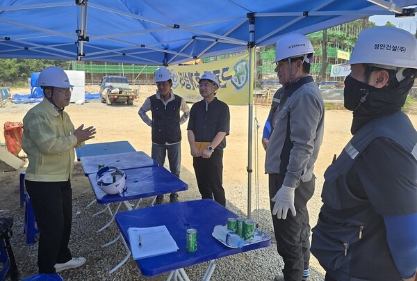 신안군 관계자가 발주 공사 현장 및 각 사업장 온열질환 예방 안전 점검을 하고 있다. /사진=신안군