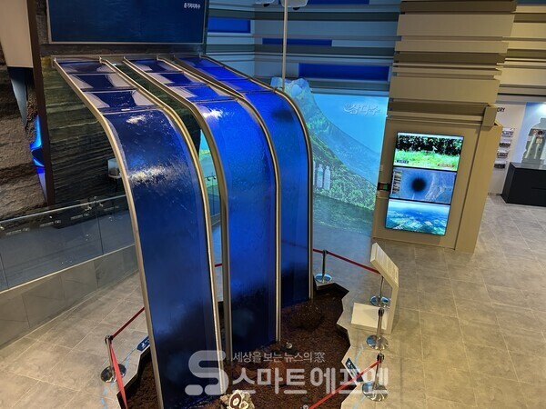 제주삼다수 홍보관 내 지하수 부존 특성, 취수원과 생산공정 등을 소개하는 설명과 모형이 다양하게 마련됐다./사진=김선주 기자