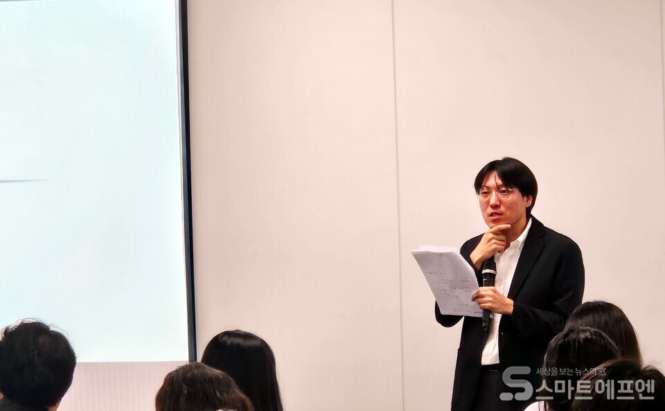 이민곤 삼성전기 MLCC 개발팀 상무는 14일 서울 태평로 삼성전자 기자실에서 열린 학습회에서 발표를 하고 있다. /사진=양대규 기자