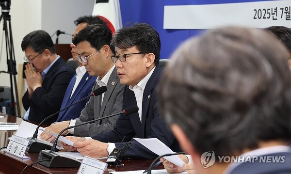 진성준 더불어민주당 정책위 의장(가운데)이 15일 서울 여의도 국회 의원회관에서 열린 '폭염 대책 당정 간담회'에서 발언하고 있다./사진=연합뉴스