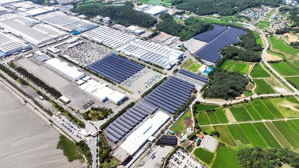 기아는 지난 2월 체결한 한국남동발전과의 재생에너지 구매 계약(PPA)을 통해 기아 국내사업장 중 최초로 오토랜드 화성에 최근 재생에너지 전력을 도입했다고 15일 밝혔다. 사진은 기아 오토랜드 화성에 설치된 태양광 자체발전 설비. /사진=기아