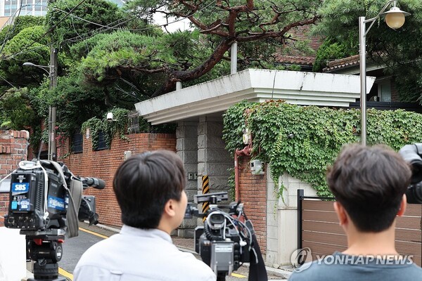 김건희 여사 관련 의혹들을 수사하는 민중기 특별검사팀이 15일 서울 강남구 역삼동 건진법사 전성배씨의 법당을 압수수색하는 가운데 취재진이 대기해 있다./사진=연합뉴스