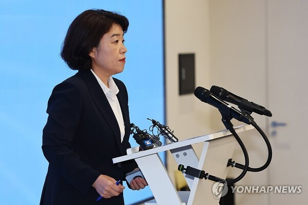 민중기 특별검사팀 오정희 특검보가 8일 서울 종로구 KT광화문빌딩에서 정례 브리핑을 하고 있다. /사진=연합뉴스