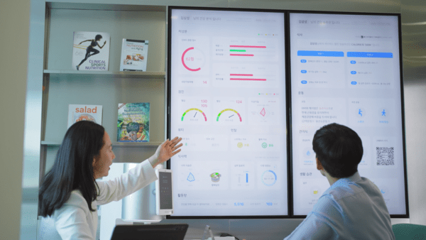 삼성웰스토리 영양코칭 전문가에게 임직원이 영양상담을 받고 있다./사진=삼성웰스토리 