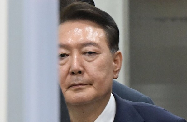 12.3 비상계엄 사태 관련 내란 혐의를 받는 윤석열 전 대통령이 지난 9일 서울 서초구 서울중앙지방법원에서 구속 전 피의자 심문(영장실질심사)을 마치고 법원을 나서고 있다. / 사진=연합뉴스