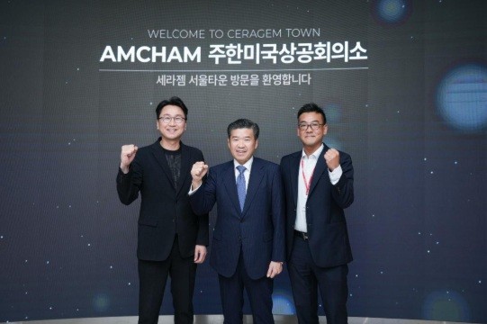 왼쪽부터 세라젬 이경수 대표이사 사장, 암참 제임스 김(James Kim) 회장 겸 대표이사, 세라젬 조용준 미래전략추진단 전무