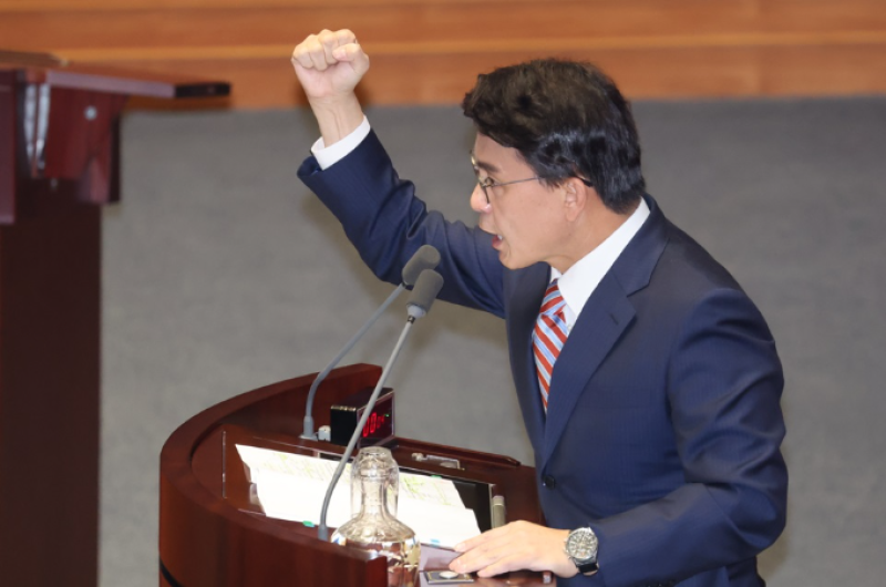 국민의힘 윤상현 의원이 국회 본회의에서 '윤석열 대통령 위헌적 비상계엄 선포 내란행위'를 고도의 정치행위라는 취지의 발언을 하고 있다. / 사진=연합뉴스