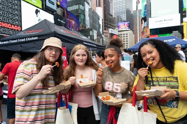 BBQ 양념치킨과 밀키스를 맛보고 있는 뉴욕 시민들 / 사진=제너시스BBQ