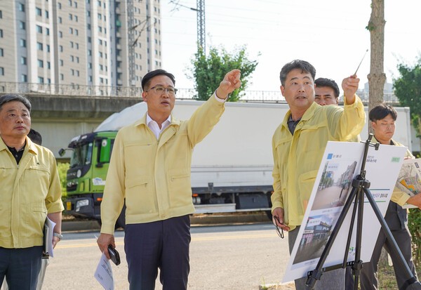 조석훈 목포시 권한대행이 지난 15일 주요 취약시설에서 현장 점검과 대응 대책을 점검하고 있다. /사진=목포시