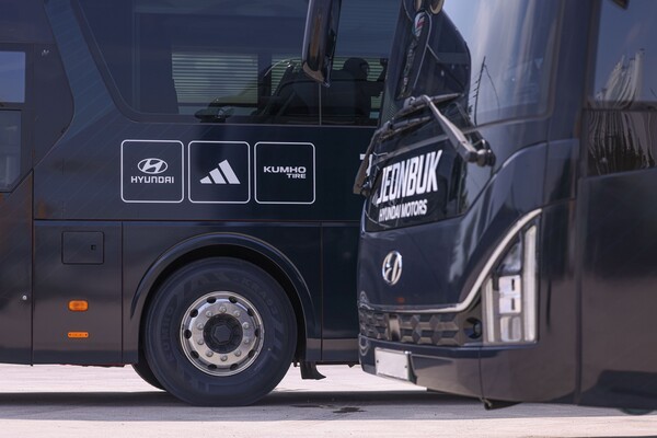 금호타이어가 전북현대모터스에 자사의 지능형 타이어 정보 관리 솔루션을 제공한다고 16일 밝혔다. 사진은 금호타이어의 지능형 타이어 정보 관리 시스템이 설치된 전북현대모터스 선수단 버스. /사진=금호타이어