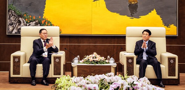 조현상 HS효성 부회장이 15일 베트남 하이퐁에서 르엉 끄엉(Luong Cuong) 베트남 국가주석을 만나 한국과 베트남 경제교류 확대와 APEC 정상회담의 성공적인 개최에 대한 의견을 나눴다. /사진=HS효성