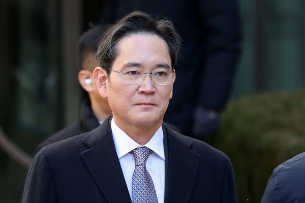 이재용 삼성전자 회장이 서울고법에서 열린 그룹 경영권 승계 관련 부당합병·회계부정 의혹 항소심 선고공판에서 무죄 판결을 받은 뒤 법원을 나서고 있다. /사진=연합뉴스