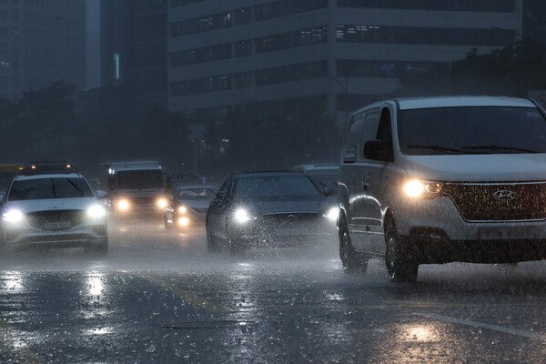 돌풍과 천둥·번개를 동반한 강한 비가 내리는 17일 서울 마포구 도로 /사진=연합뉴스