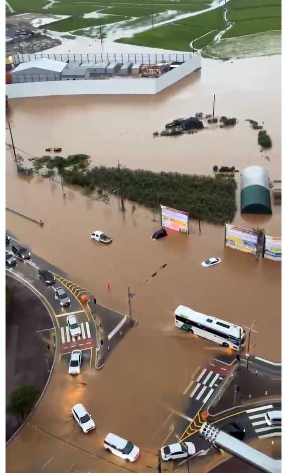  17일 오전 서산시 성연면 성연 삼거리가 물에 잠겨 있다. 밤사이 서산에서는 시간당 114.9mm의 폭우가 쏟아졌다. /사진=연합뉴스