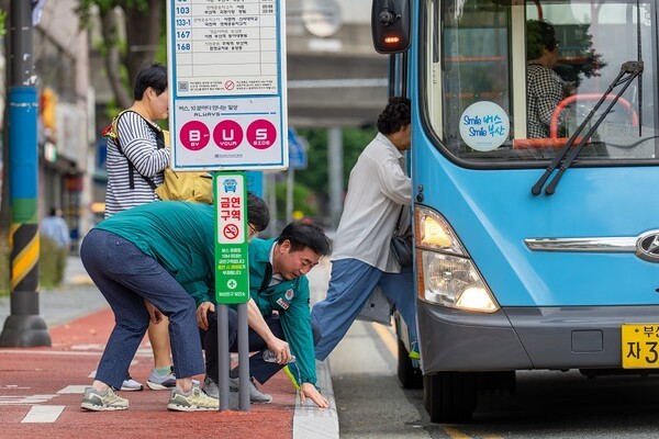 버스정류장 경계석 정비사업 모습.                                        /사진=부산진구청