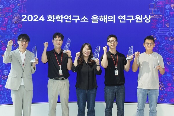 SK케미칼이 경기도 성남시 판교 에코랩(ECOLAB)에서 제8회 올해의 연구원상을 시상식을 열었다고 17일 밝혔다. (왼쪽부터) 대상을 수상한 기능소재연구실 박준용 매니저와 유영만 PL, 그린소재연구실 문정미·오현우 매니저, 장려상을 수상한 그린소재연구실 김상우 매니저가 수상 후 기념사진을 촬영하고 있다. /사진=SK케미칼