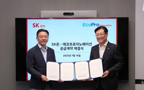 SK온은 에코프로이노베이션과 수산화리튬 공급 계약을 체결했다고 17일 밝혔다. 사진은 박종진 SK온 전략구매실장(좌측)과 김윤태 에코프로이노베이션 대표가 16일 서울 종로구 SK온 그린캠퍼스에서수산화리튬 공급 계약 체결 후 기념 촬영에 임하고 있다. /사진=SK온