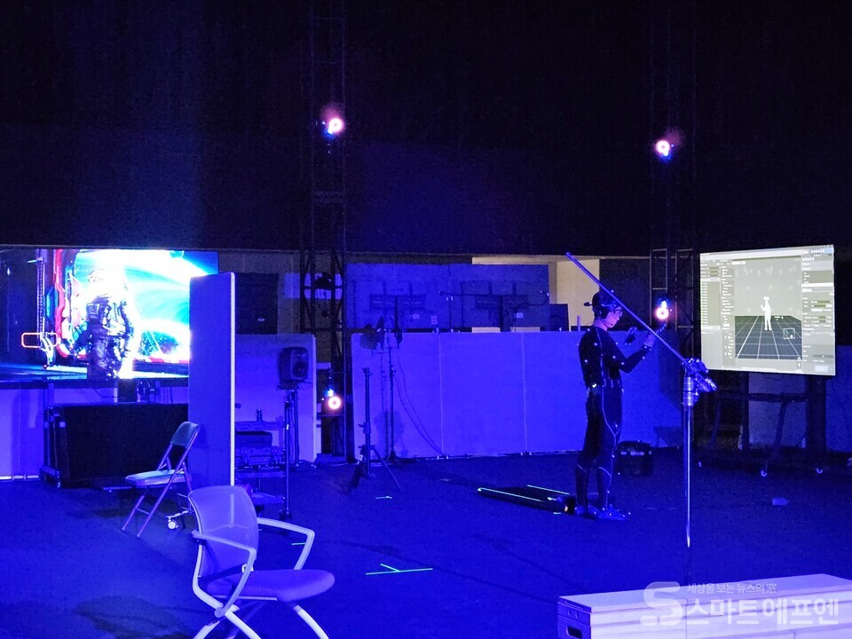 네이버 비전 스튜디오의 영상에 보이는 우주인은 실제로 모션 스튜디오에서 모션캡처를 하고 있는 스탭의 리얼타임 영상이었다.  /사진=양대규 기자