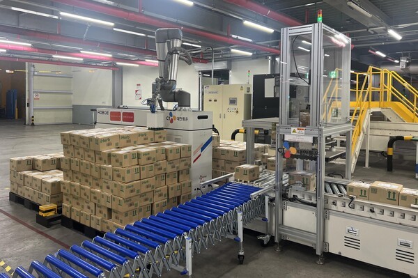 이동형 로봇 팔레타이저 모습 /사진=CJ대한통운 