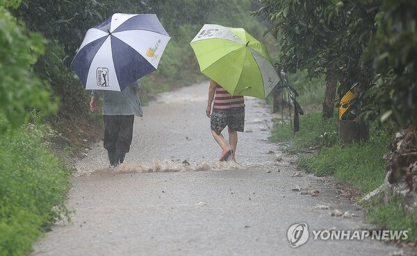 17일 산사태가 발생한 경북 청도군 청도읍 구미리 한 마을에서 주민들이 대피하고 있다.