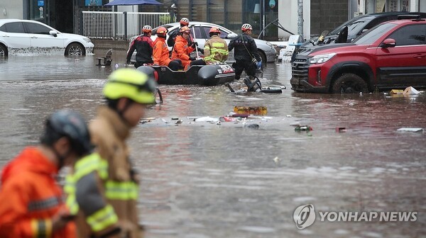  17일 대구 북구 노곡동에서 119구조대가 보트를 타고 인명 수색을 하고 있다. /사진=연합뉴스